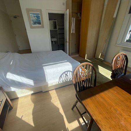 Room With Private Bathroom And Shared Kitchen 런던 외부 사진
