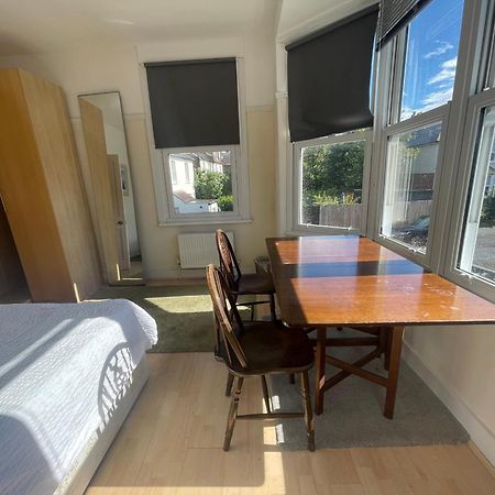 Room With Private Bathroom And Shared Kitchen 런던 외부 사진