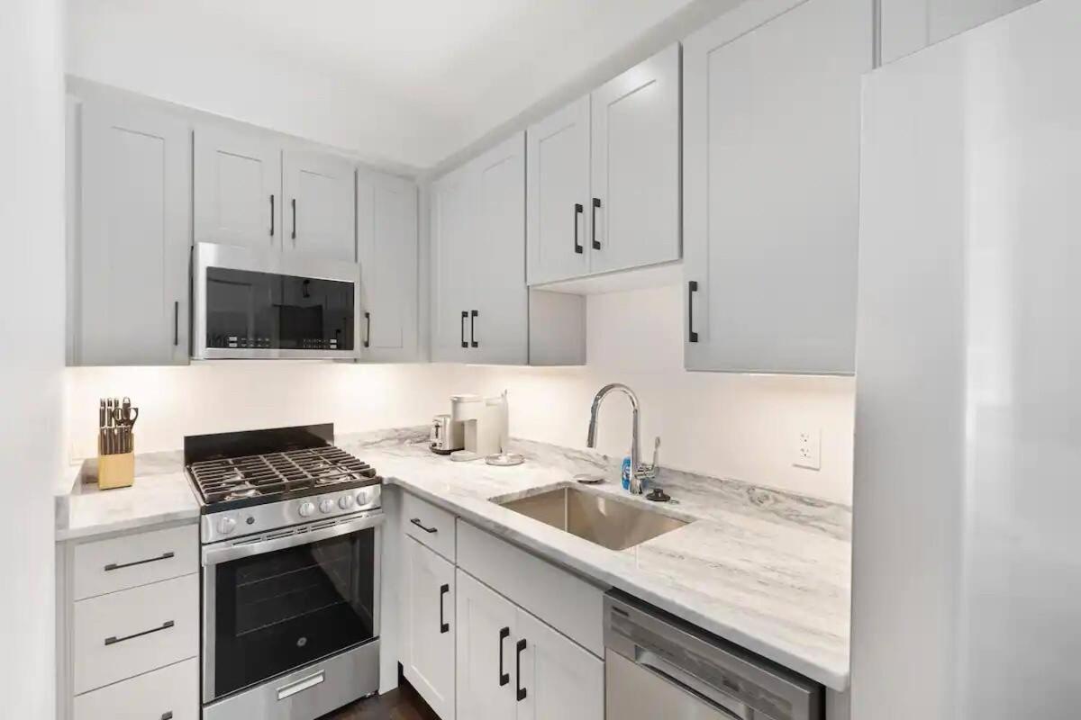 Room With Private Bathroom And Shared Kitchen 런던 외부 사진