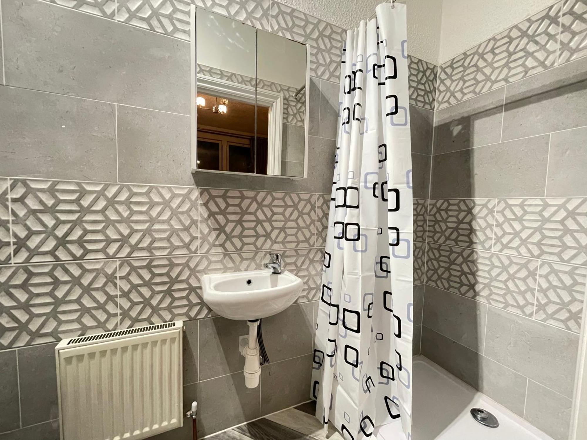 Room With Private Bathroom And Shared Kitchen 런던 외부 사진