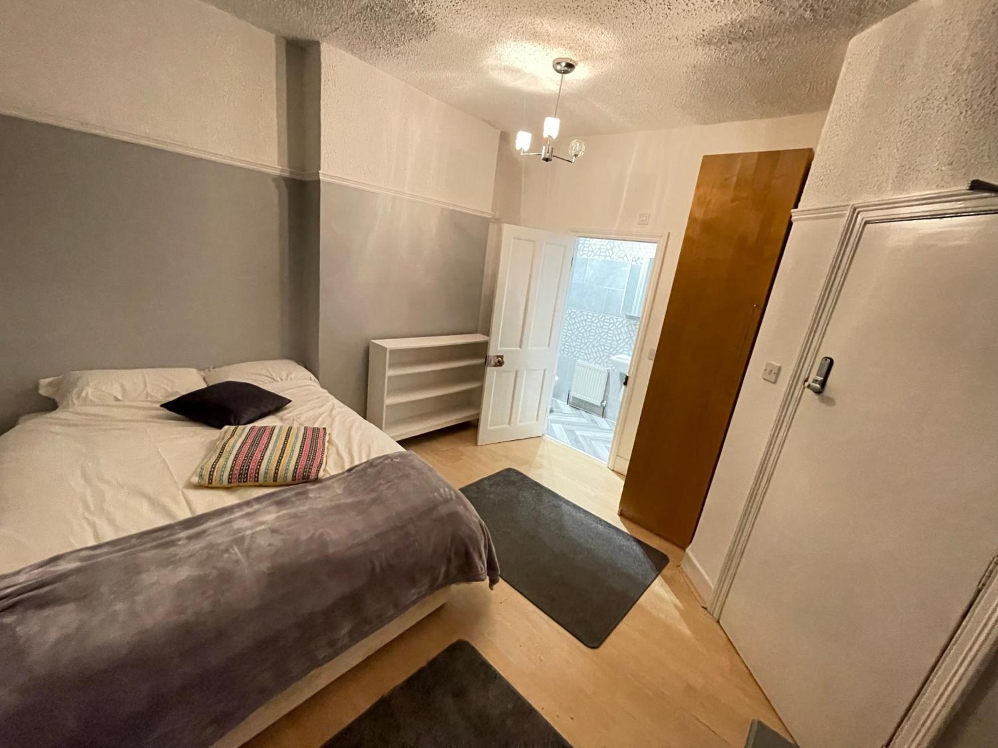 Room With Private Bathroom And Shared Kitchen 런던 외부 사진