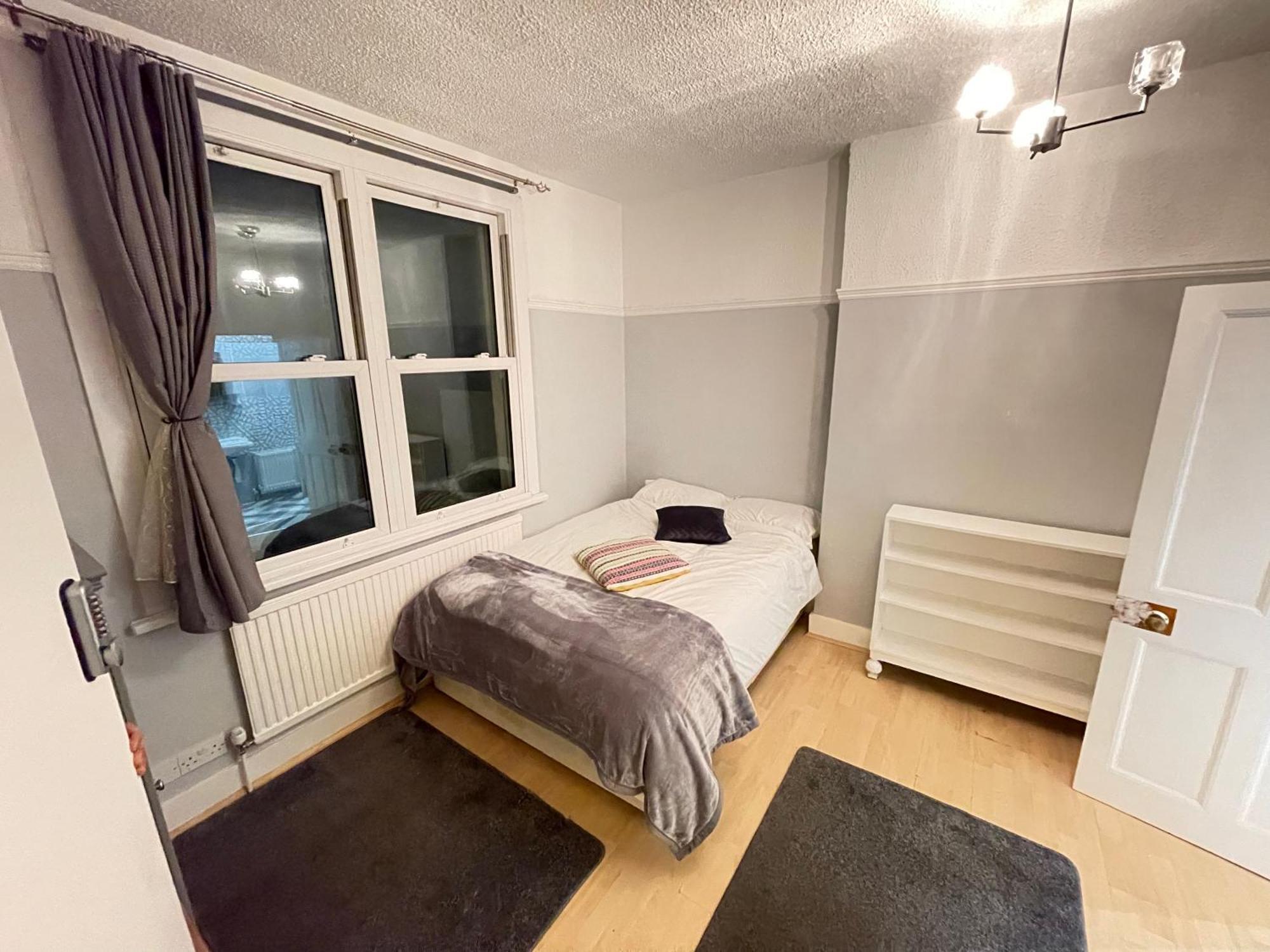 Room With Private Bathroom And Shared Kitchen 런던 외부 사진