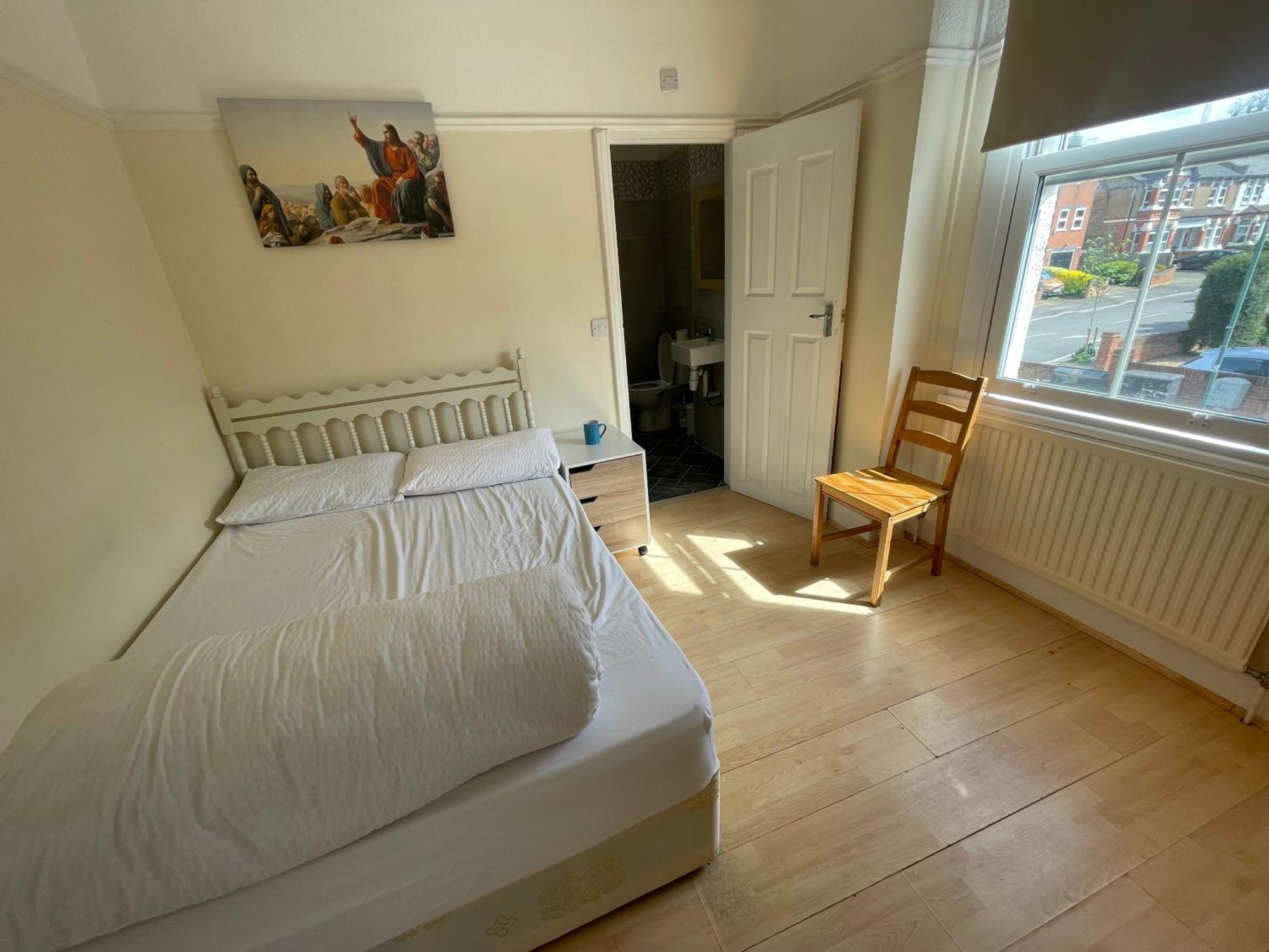 Room With Private Bathroom And Shared Kitchen 런던 외부 사진