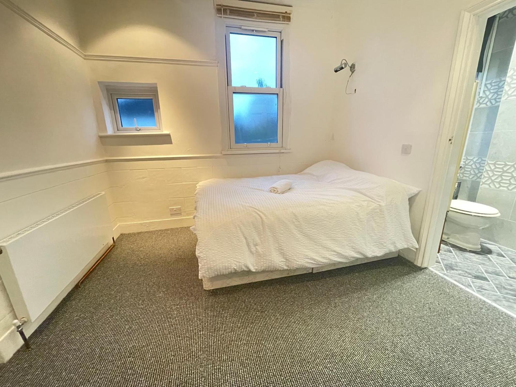 Room With Private Bathroom And Shared Kitchen 런던 외부 사진