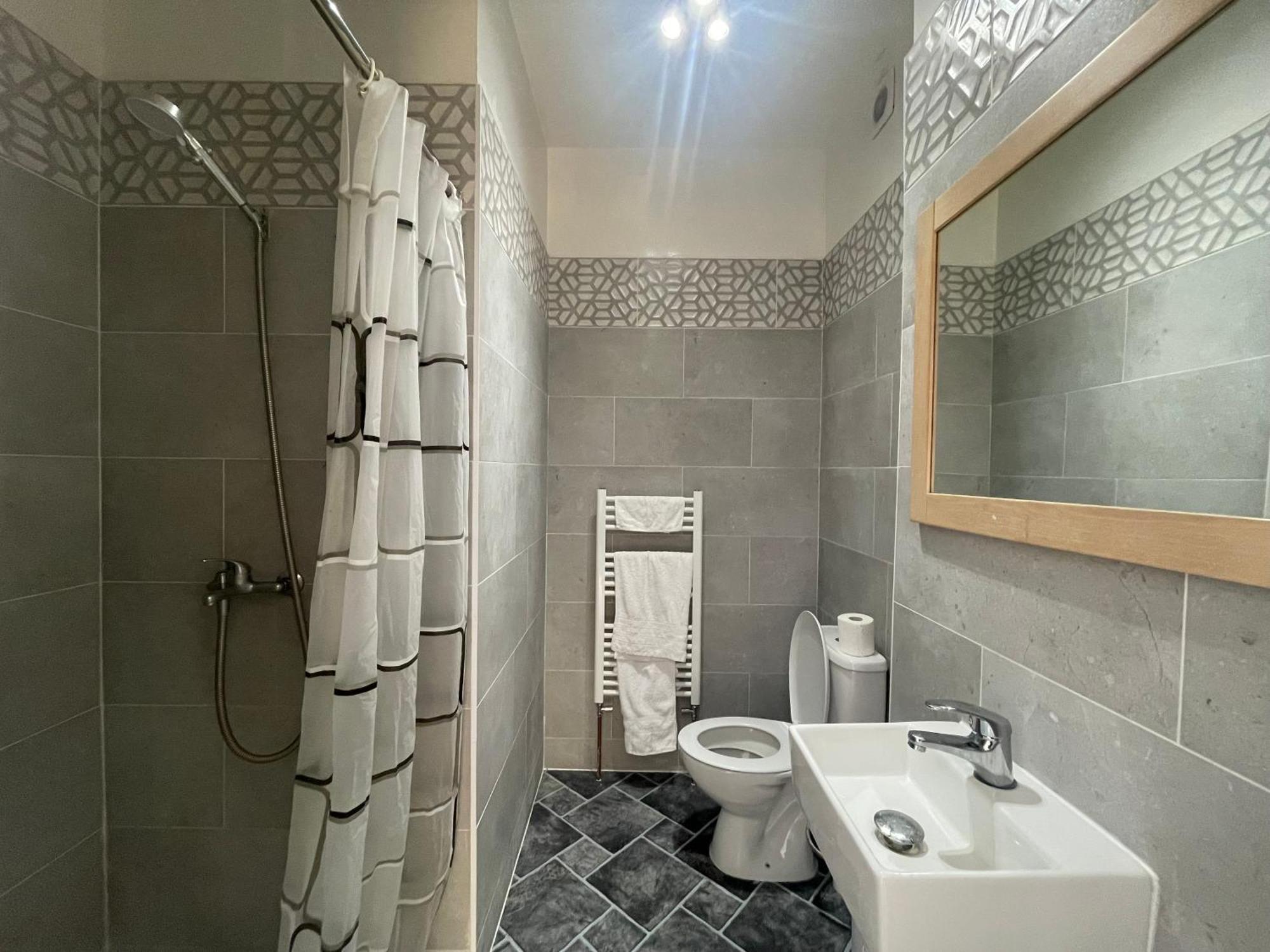 Room With Private Bathroom And Shared Kitchen 런던 외부 사진