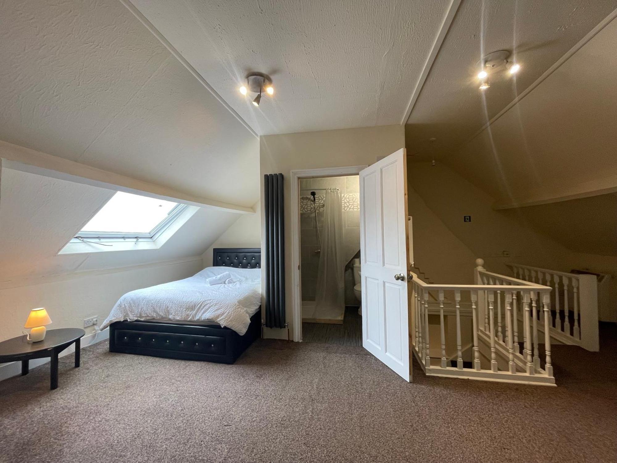 Room With Private Bathroom And Shared Kitchen 런던 외부 사진