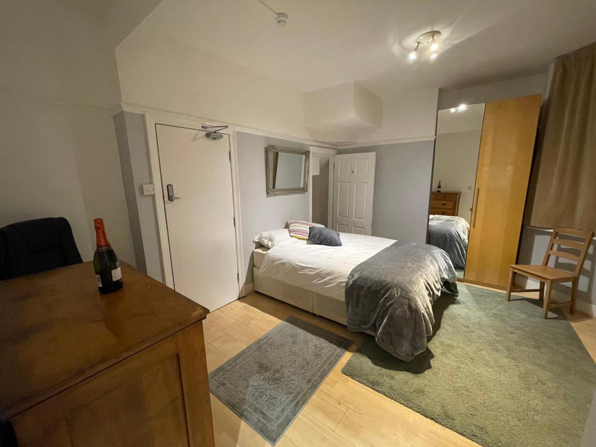 Room With Private Bathroom And Shared Kitchen 런던 외부 사진