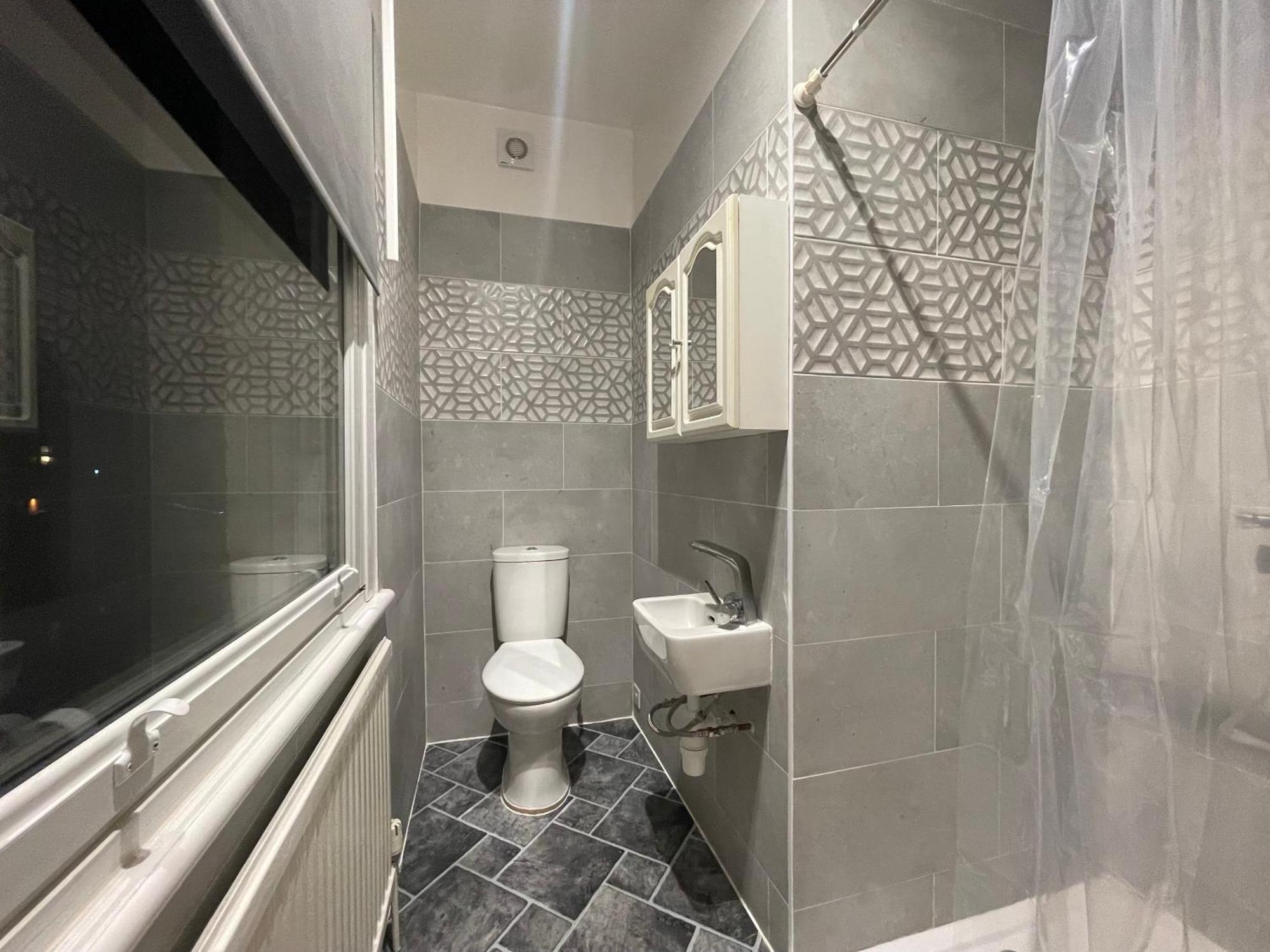 Room With Private Bathroom And Shared Kitchen 런던 외부 사진