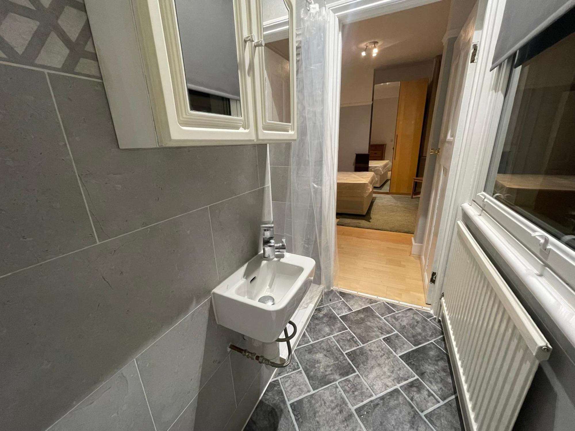 Room With Private Bathroom And Shared Kitchen 런던 외부 사진
