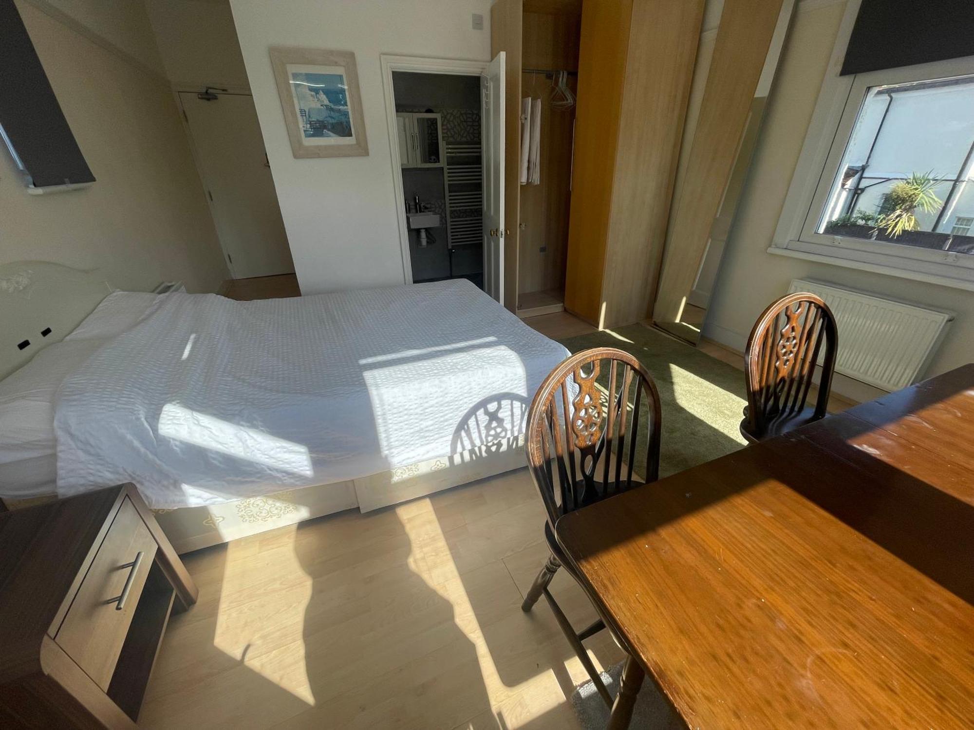 Room With Private Bathroom And Shared Kitchen 런던 외부 사진