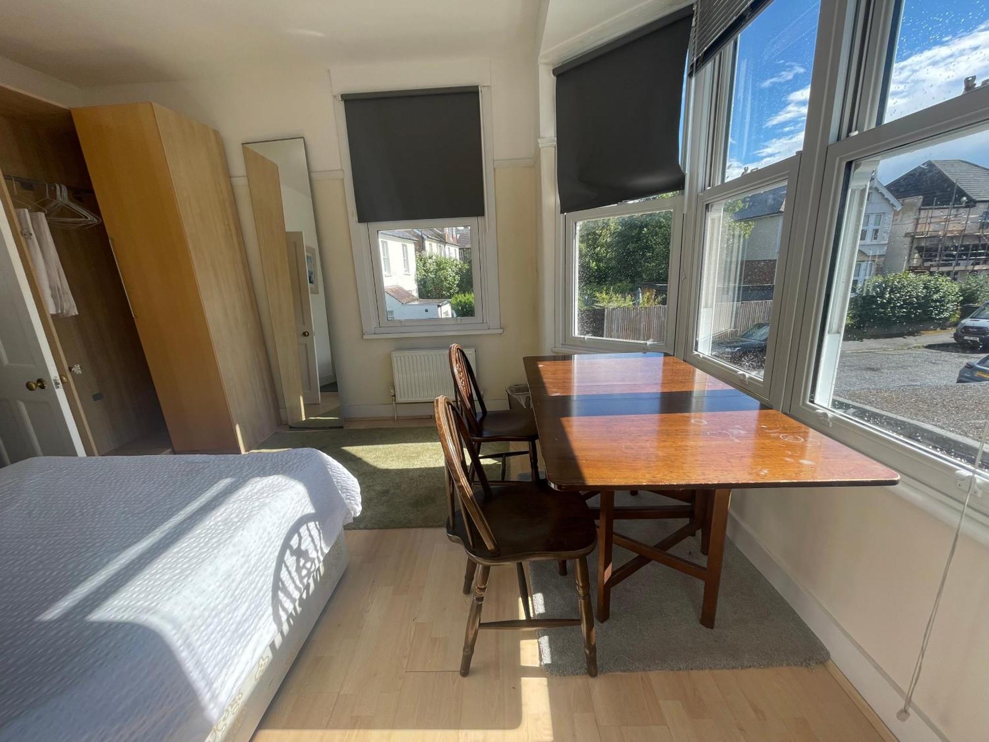 Room With Private Bathroom And Shared Kitchen 런던 외부 사진