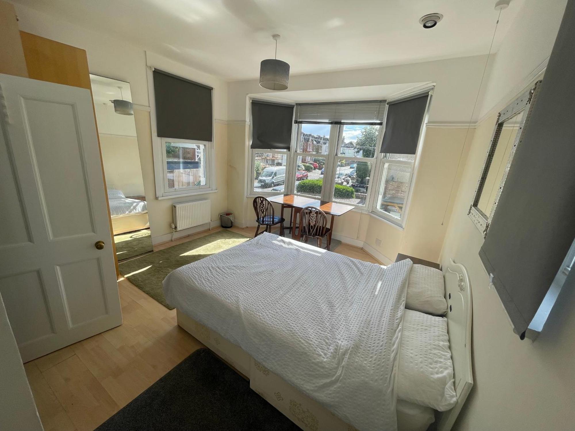 Room With Private Bathroom And Shared Kitchen 런던 외부 사진